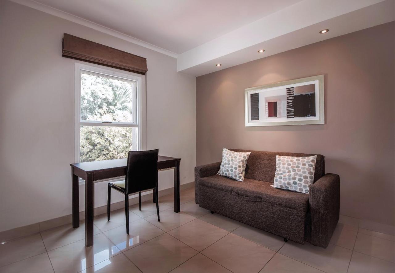 Villa Via Executive Suites With Power Back-Up Йоганнесбурґ Екстер'єр фото