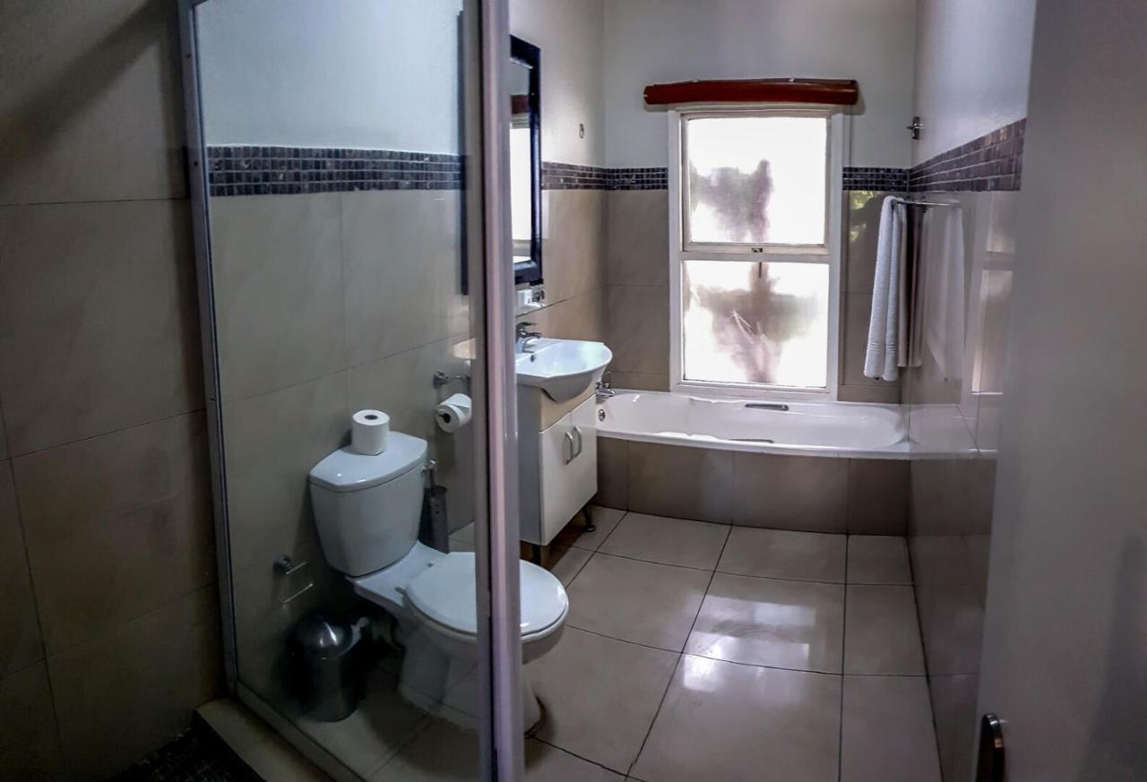 Villa Via Executive Suites With Power Back-Up Йоганнесбурґ Екстер'єр фото